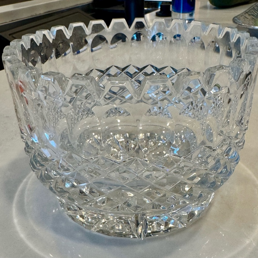 Elegant Crystal Cut Glass Bowl - Picture 4 of 4